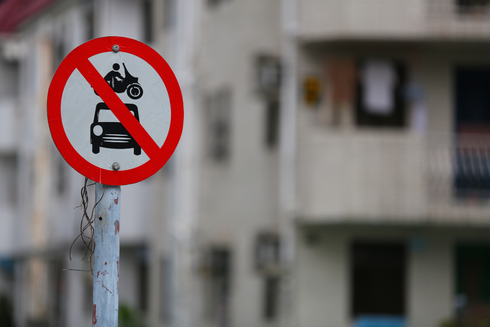 Violazione divieto di sosta e responsabilità incidente stradale - Avvocato Penalista Milano - Avvocato Penalista Alessandro Salonia