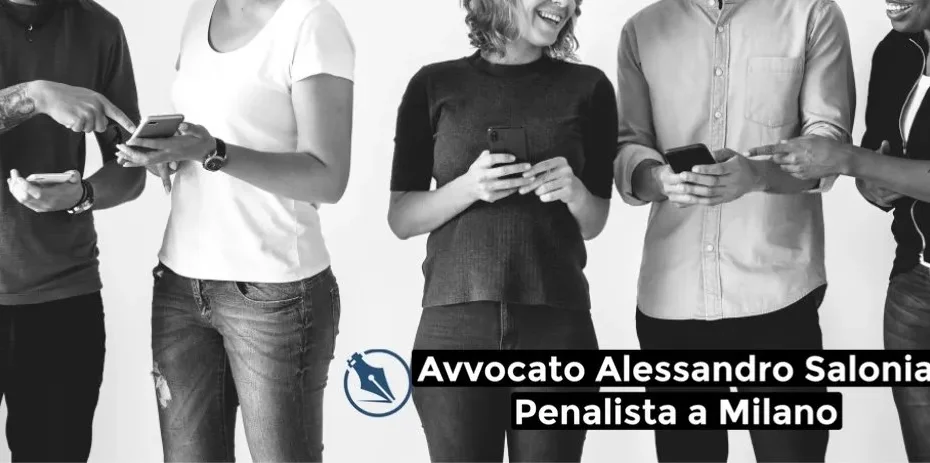 Un gruppo di persone con smartphone in mano, che simboleggiano la diffusione della diffamazione sui social. Consulenza legale con l'Avvocato Penalista Alessandro Salonia a Milano