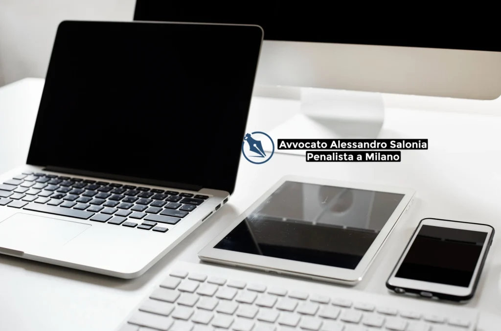Laptop, tablet e smartphone su scrivania: sequestro di dispositivi informatici, cosa fare e assistenza legale a Milano (Avv. Alessandro Salonia)