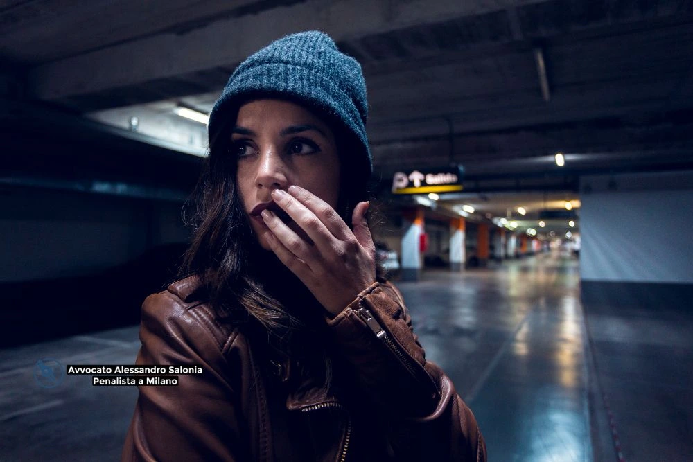 L'Avvocato penalista Alessandro Salonia nel suo studio a Milano, specializzato nella difesa legale per vittime di stalking condominiale e reati art. 612-bis c.p.