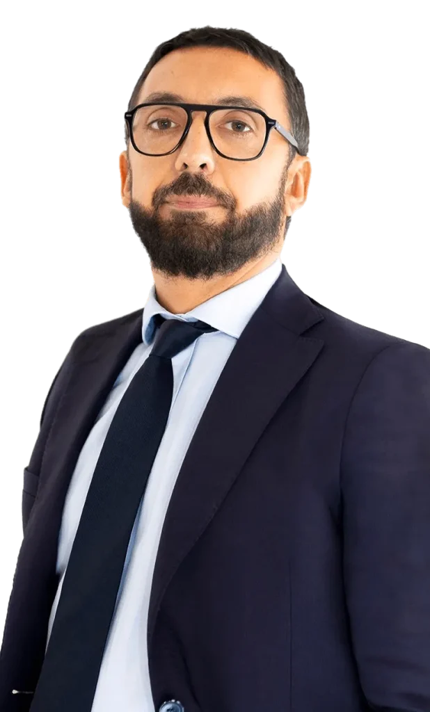 L'Avv. Alessandro Salonia, avvocato penalista Milano Quarto Oggiaro, nel suo studio legale mentre analizza un fascicolo processuale.