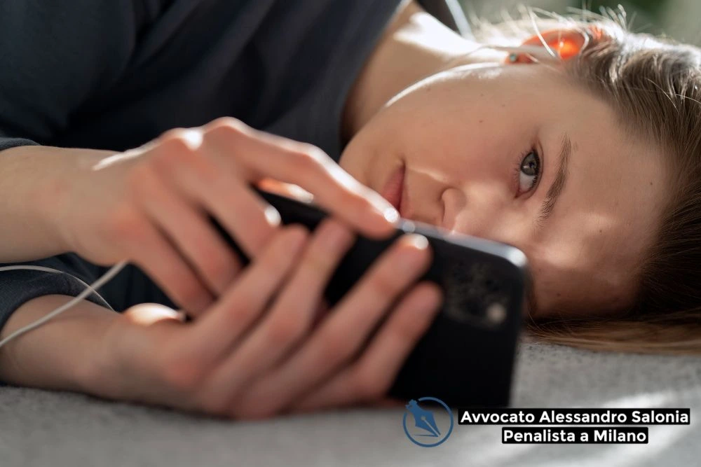 Primo piano di una donna che legge messaggi WhatsApp su smartphone, simbolo della prova digitale nel reato di stalking e atti persecutori – Difesa penale Avvocato Alessandro Salonia Milano.