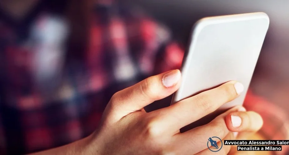 Dettaglio di uno smartphone utilizzato per chat telematiche, immagine di riferimento per il reato di atti sessuali online con minorenne e l'assistenza di un avvocato penalista Milano
