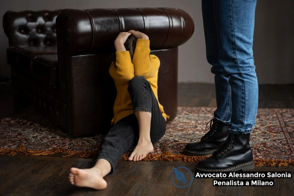Donna spaventata e rannicchiato a terra vicino. Rappresentazione del reato di maltrattamenti in famiglia aggravato. Approfondimento a cura dell'Avvocato penale Milano Alessandro Salonia.