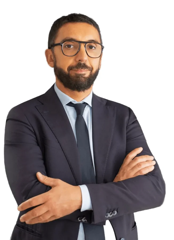 Ritratto dell'Avvocato Penalista Milano Lorenteggio Alessandro Salonia nel suo studio per consulenza legale.