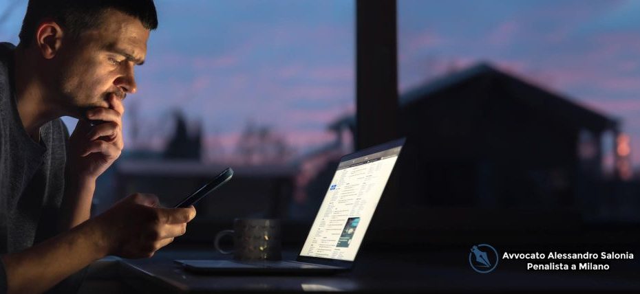 omo al computer di notte che pubblica annunci online, indagato per reato di favoreggiamento della prostituzione, cerca avvocato penalista Milano.